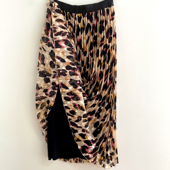 NWOT Modern Animal Print Skirt - Picture 4 of 6